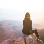 Chica viendo el horizonte, pensativa