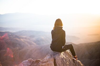 Chica viendo el horizonte, pensativa